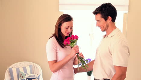 Man-surprising-his-girlfriend-with-roses