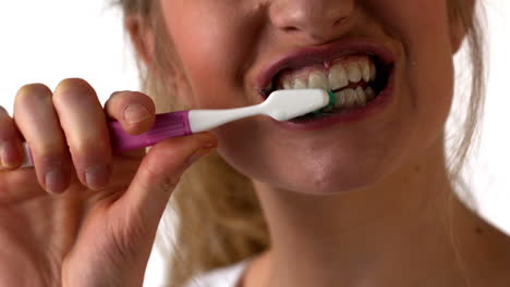 Frau-Putzt-Ihre-Zähne-Auf-Weißem-Hintergrund