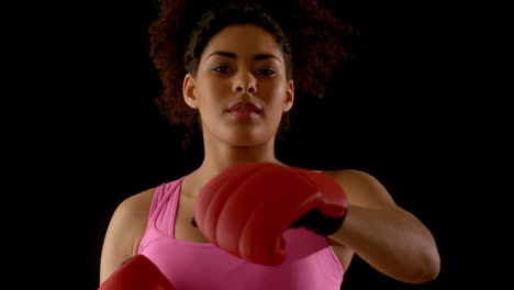 Mujer-En-Forma-En-Rosa-Con-Guantes-De-Boxeo