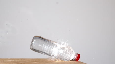 Pfeil-Schießt-Durch-Plastikflasche