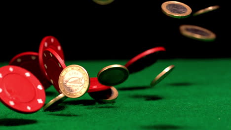 Viele-Chips-Und-Euromünzen-Fallen-Auf-Den-Casinotisch