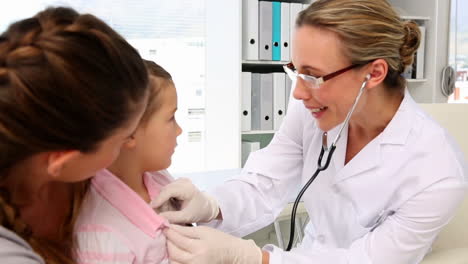 Arzt-Hört-Kleinen-Mädchen-Mit-Stethoskop-Die-Brust-Ab