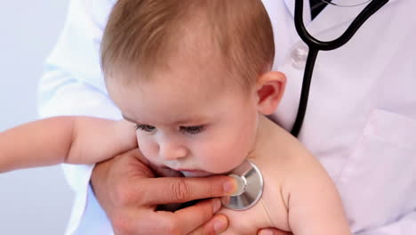 Kinderarzt-Untersucht-Baby
