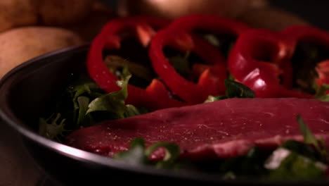 Steak-Fällt-Auf-Salatbett-Mit-Rotem-Pfeffer