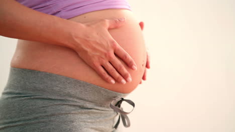 Mujer-Embarazada-Tocándose-El-Vientre