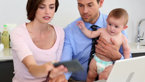 Padres-Usando-Una-Computadora-Portátil-Con-Su-Hijo-Y-Calculando-Facturas