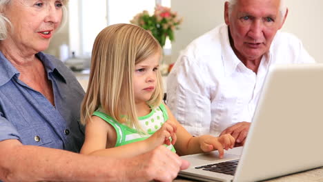 Großeltern-Benutzen-Laptop-Mit-Ihrer-Enkelin
