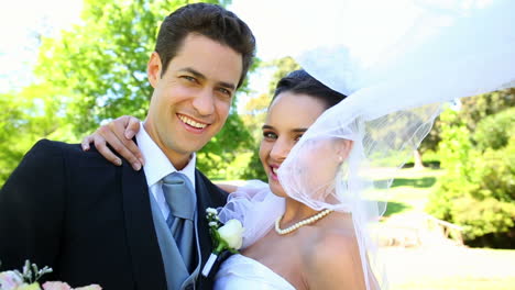 Felices-Recién-Casados-De-Pie-En-El-Parque