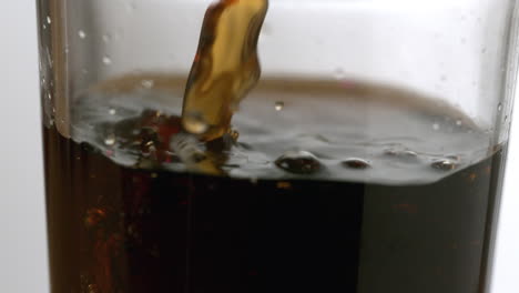 Soda-In-Ein-Glas-Gießen