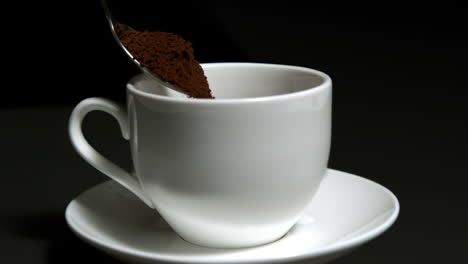 Teelöffel-Gießt-Granulierten-Kaffee-In-Tasse