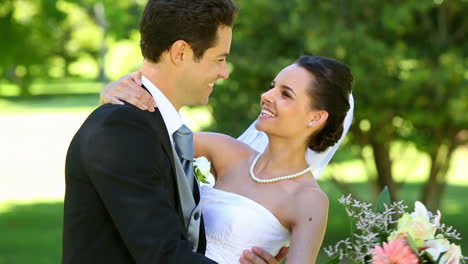 Felices-Recién-Casados-Bailando-En-El-Parque.