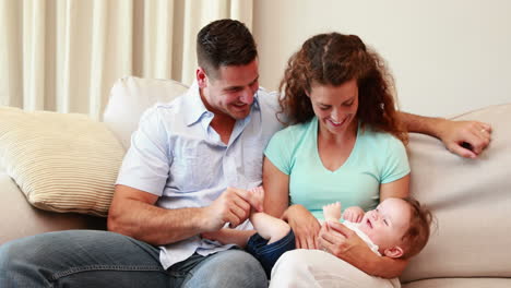 Una-Pareja-Feliz-En-El-Sofá-Con-Su-Hijo