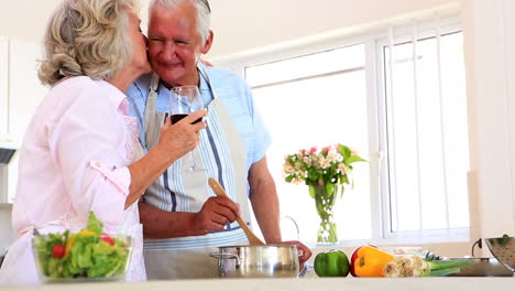 Pareja-Mayor-Preparando-Una-Comida-Juntos