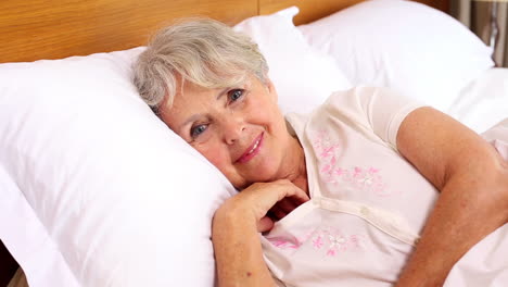 Senior-woman-waking-up-in-her-bed