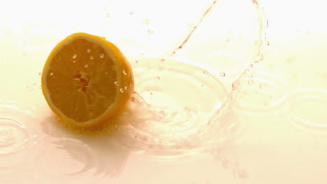 Zitronenhälfte-Fällt-Und-Hüpft-Auf-Weiße-Nasse-Oberfläche