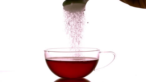 Zucker-In-Eine-Tasse-Tee-Gießen