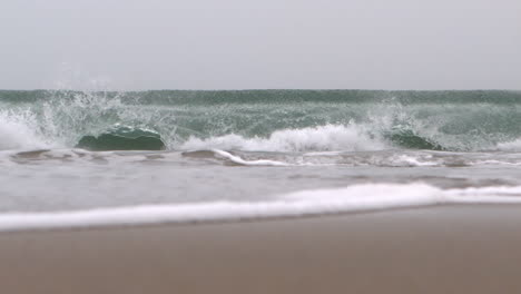 Wellen,-Die-Am-Strand-Krachen