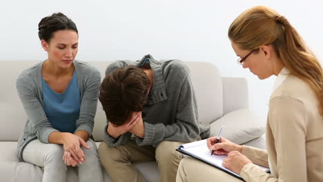 Joven-Pareja-Infeliz-Hablando-Con-Su-Terapeuta