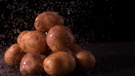 Wasser-Regnet-Auf-Einen-Kartoffelhaufen