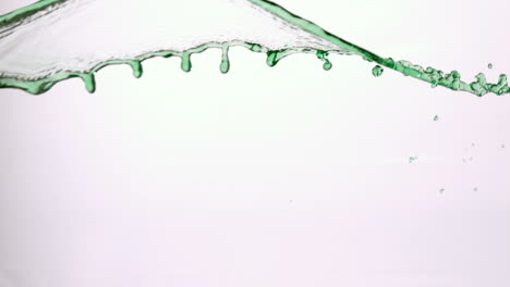 Grünes-Wasser-Plätschert-über-Weißen-Hintergrund