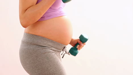 Pregnant-woman-lifting-dumbbells