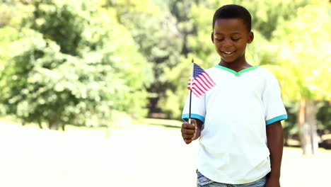 Kleiner-Junge-Schwenkt-Die-Amerikanische-Flagge