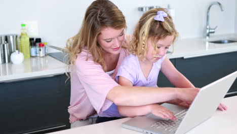 Bonita-Madre-E-Hija-Usando-Una-Computadora-Portátil-Juntas