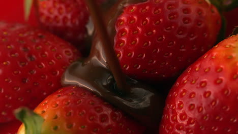 Salsa-De-Chocolate-Vertiendo-Sobre-Fresas