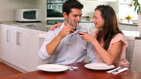 Glückliches-Paar,-Das-Zusammen-Rotwein-Trinkt