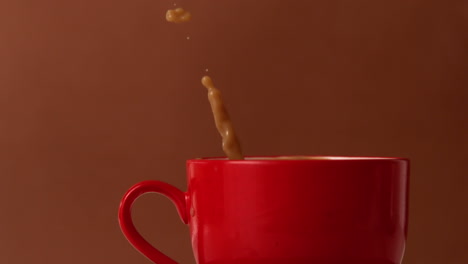 Zuckerwürfel-Fällt-In-Eine-Tasse-Tee