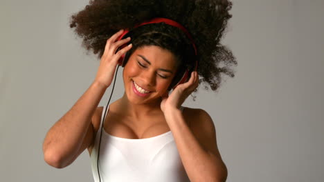 Hübsches-Mädchen-Mit-Afro-Springen-Und-Musik-Hören