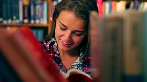 Bonito-Estudiante-Leyendo-Un-Libro-De-Pie-En-La-Biblioteca.