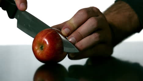 Hombre-Cortando-Manzana-Con-Un-Cuchillo-Grande