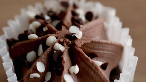 Schokoladen-Cupcake-Fällt-Auf-Holzoberfläche