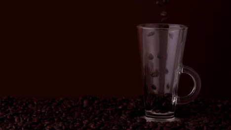 Kaffeebohnen-Fallen-Ins-Glas