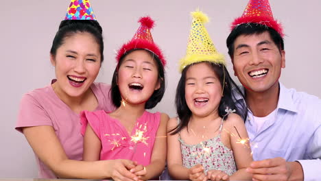 Glückliche-Familie-Feiert-Einen-Geburtstag-Und-Hält-Wunderkerzen