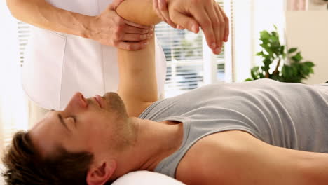 Frau-Bekommt-Reiki-Therapie