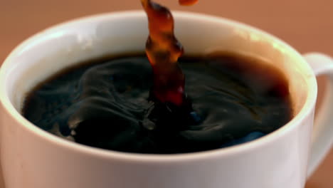 Zuckerwürfel-Fällt-In-Eine-Tasse-Kaffee