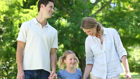 Padres-Felices-Con-Su-Niña-En-El-Parque