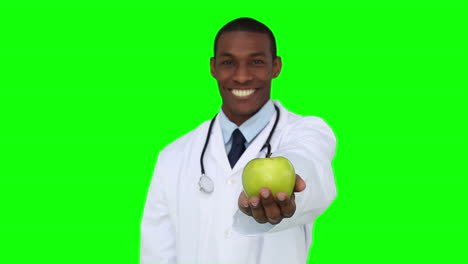 Feliz-Joven-Doctor-Mostrando-A-La-Cámara-Una-Manzana