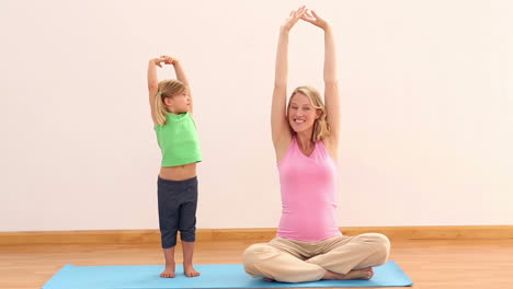 Schwangere-Mutter-Und-Tochter-Machen-Gemeinsam-Yoga