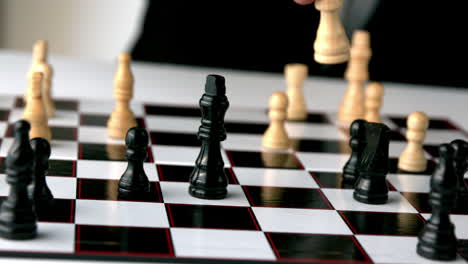 Eine-Weiße-Schachfigur-Wirft-Eine-Schwarze-Um