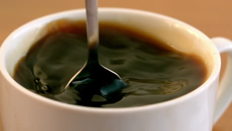 Teelöffel-Kaffee-In-Einer-Tasse-Umrühren