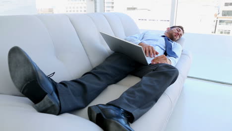 Empresario-Durmiendo-En-El-Sofá-Con-Su-Computadora-Portátil