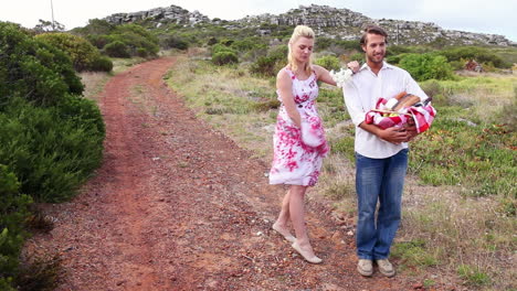 Pareja-Joven-Yendo-De-Picnic