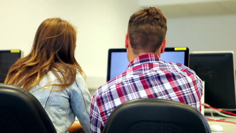 Estudiantes-Aprendiendo-Juntos-En-Clase-De-Computación