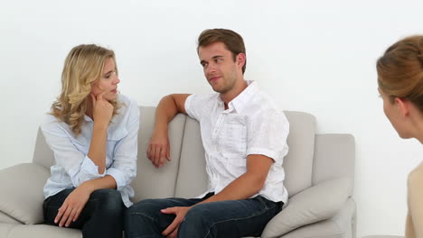Couple-talking-with-their-therapist