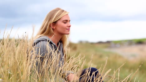 Mujer-Rubia-Relajándose-En-Las-Dunas