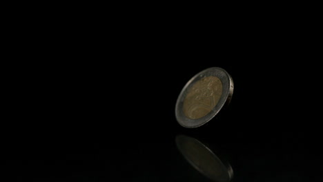 Moneda-De-Euro-Girando-Sobre-Superficie-Negra