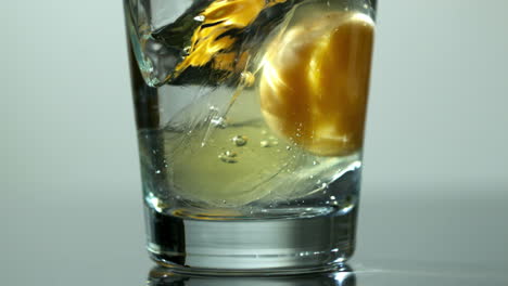 Brausetablette-Mit-Vitaminen-In-Einem-Glas-Wasser
